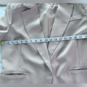 Elegant Women's Blazer in beige new with out tags